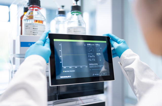 혁신적인 HPLC 솔루션을 사용하는 과학자