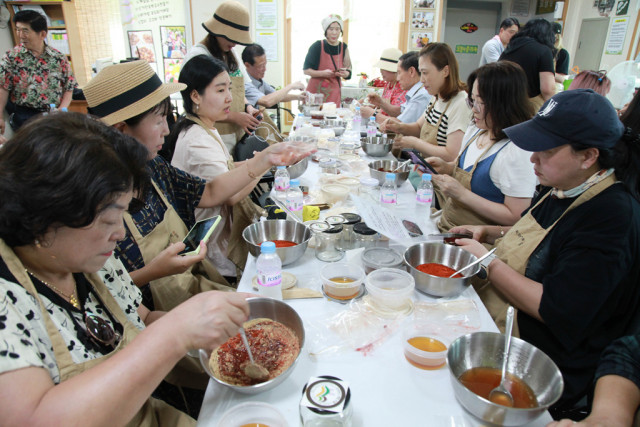 농촌크리에이투어 ‘체험나라공화국 in가평 팸투어’ 참가자들이 운악산 산바라기 마을에서 보리수 고추장 만들기 체험을 하고 있다