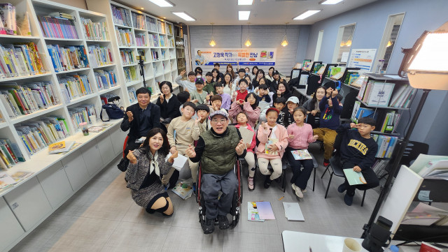 고정욱 작가 초청 강연 참석자들이 기념 촬영을 하고 있다