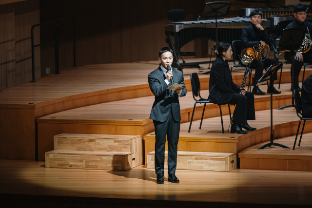 사회를 보고 있는 김정현 MBC 아나운서