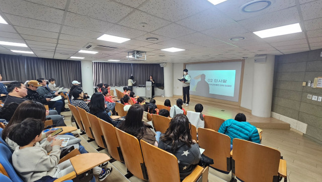 제3기 강남구 아동정책참여단 해단식에서 강남구립 역삼청소년수련관 최종태 관장이 인사말을 통해 성공적으로 활동을 마친 단원들에게 격려와 축하를 전하고 있다