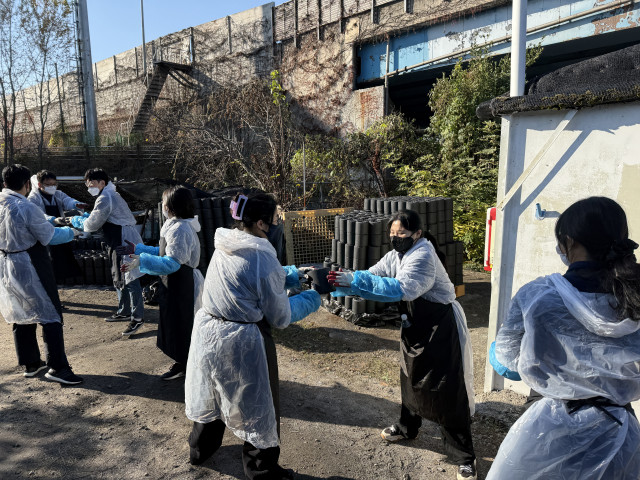 한국환경건축연구원 임직원들이 에너지 취약계층을 위한 사랑의 연탄 나눔 봉사활동을 진행했다