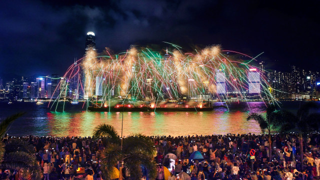 Don’t miss the “Winter Harbourfront Pyrotechnics” for a truly sensory feast. (Credit: Hong Kong Tourism Board)