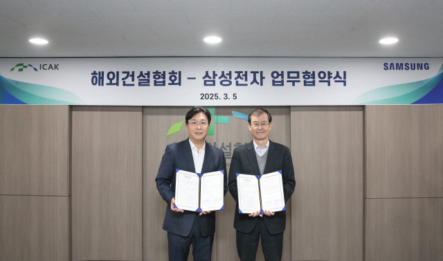 삼성전자가 5일 해외건설협회와 국내 건설기업의 수주 경쟁력 강화와 삼성전자 해외 B2B 사업 확대를 위한 업무협약식을 진행했다. 왼쪽부터 삼성전자 B2B통합오퍼링센터 홍범석 부사장, 해외건설협회 한만희 회장